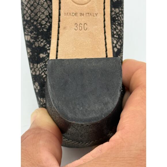 Chanel Black Gold Embossed Lace Pumps *SIZE 36C*Very nice Vintage Condition - Picture 15 of 16